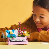 LEGO® Creator 3 v 1 31169 Písací stroj s kvetmi (1)